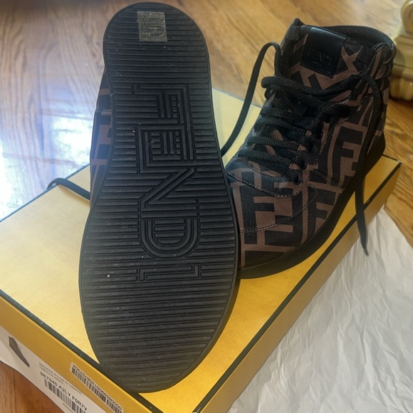 Wrong size , worn once Size 39 - Picture 3 of 8